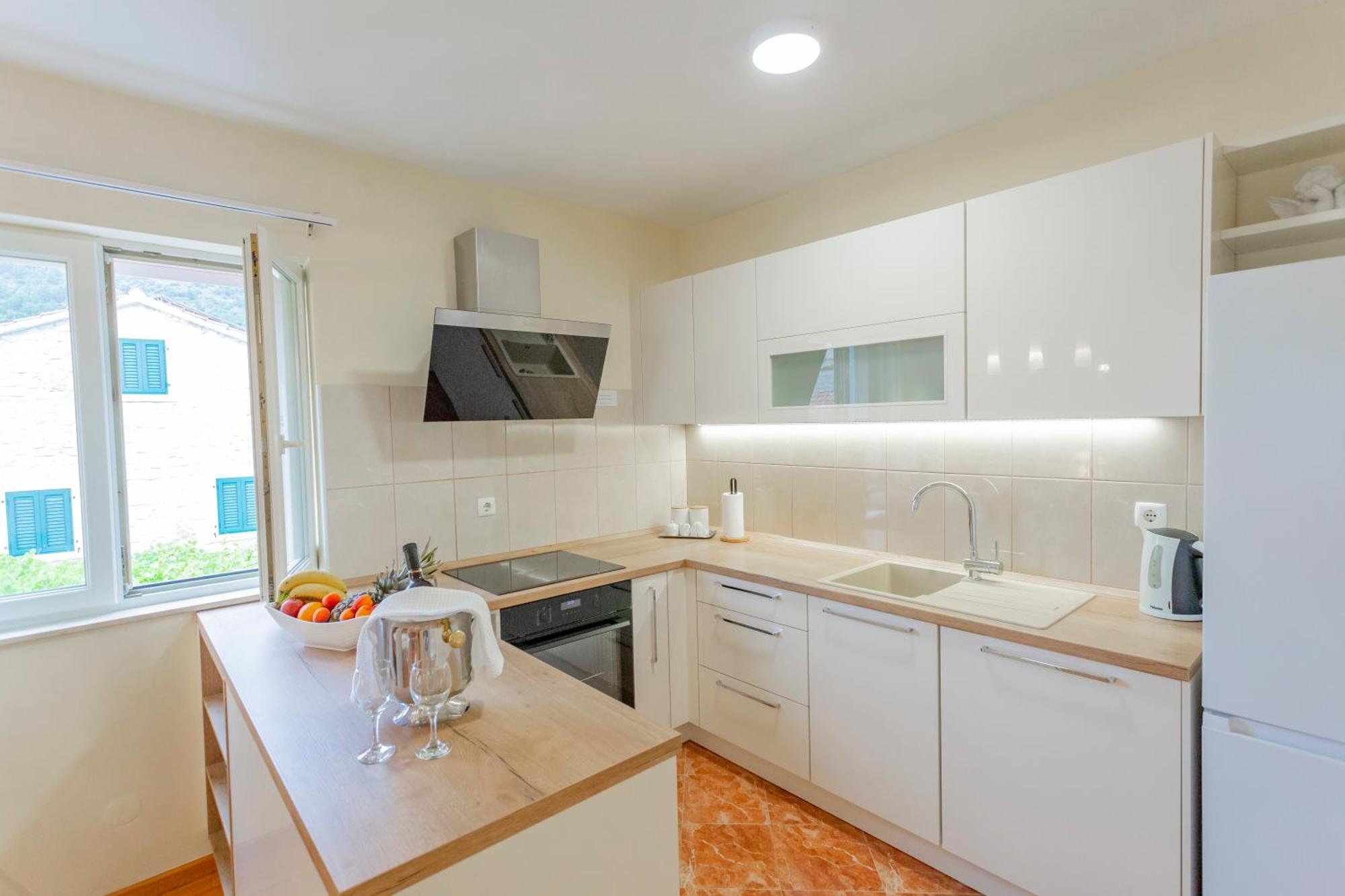 Baska Voda Apartments - City Center, Steps From The Beach, Free Parking